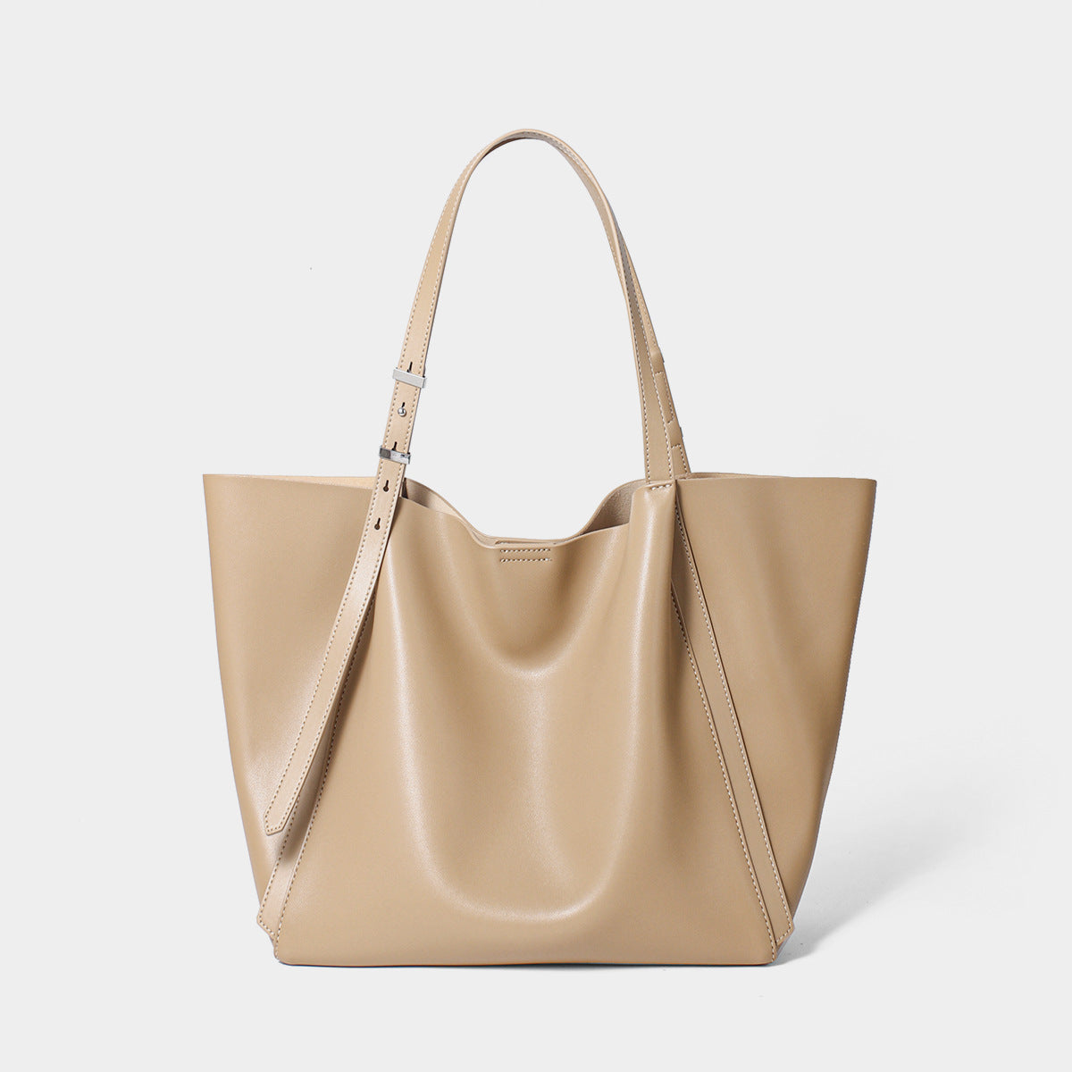 Skulptierte Slouch-Tasche mit verstellbaren, geschnallten Schulterträgern