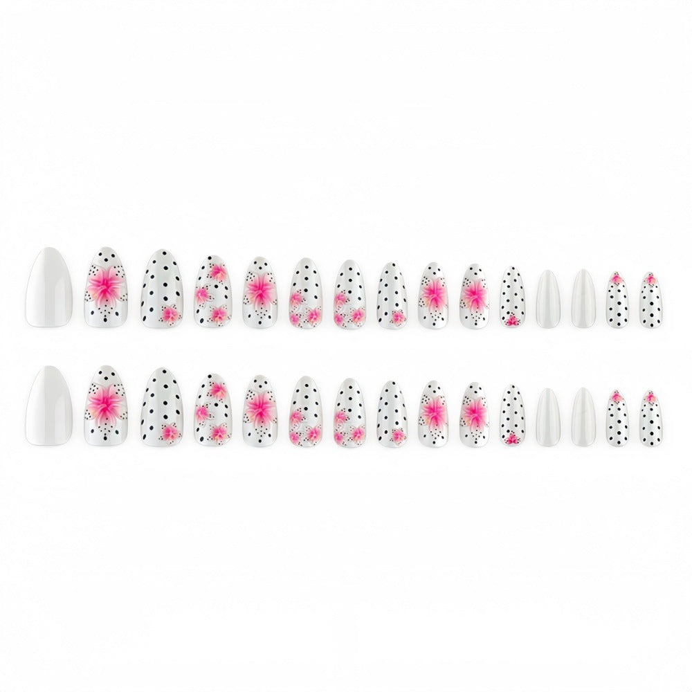 Kunstnagelset mit floralen Akzenten und Polka-Dots Brehn