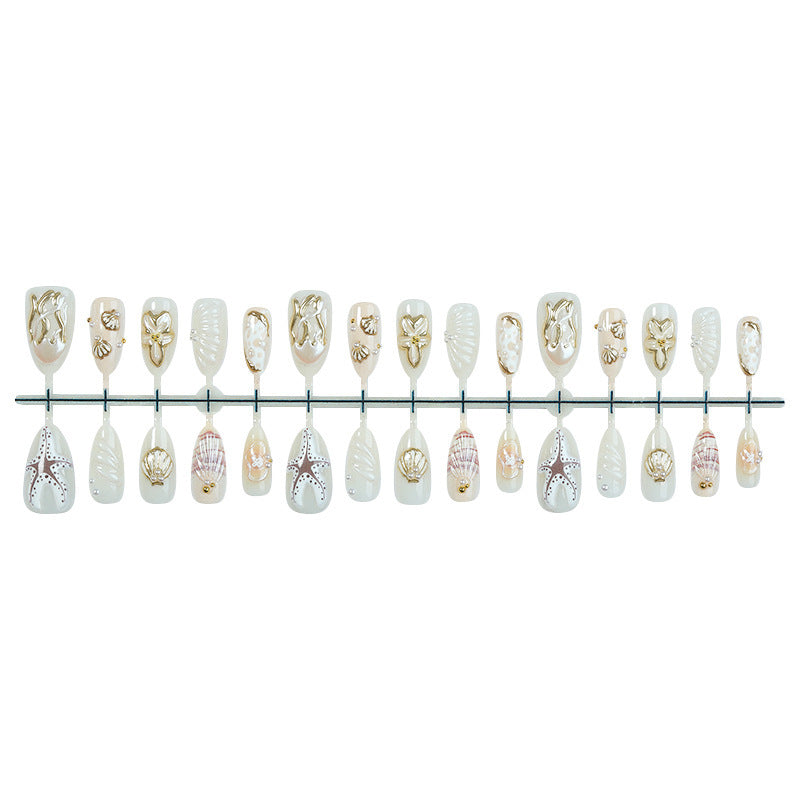 luxuriöses Kunstnagelset mit maritimen Designs und goldenen Akzenten Brehn