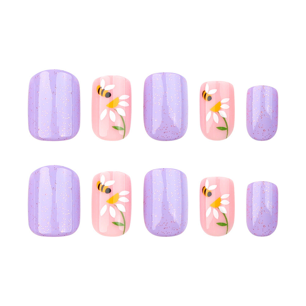 Kunstvoll gestaltete Nagelverlängerungen mit Blumendesign Brehn