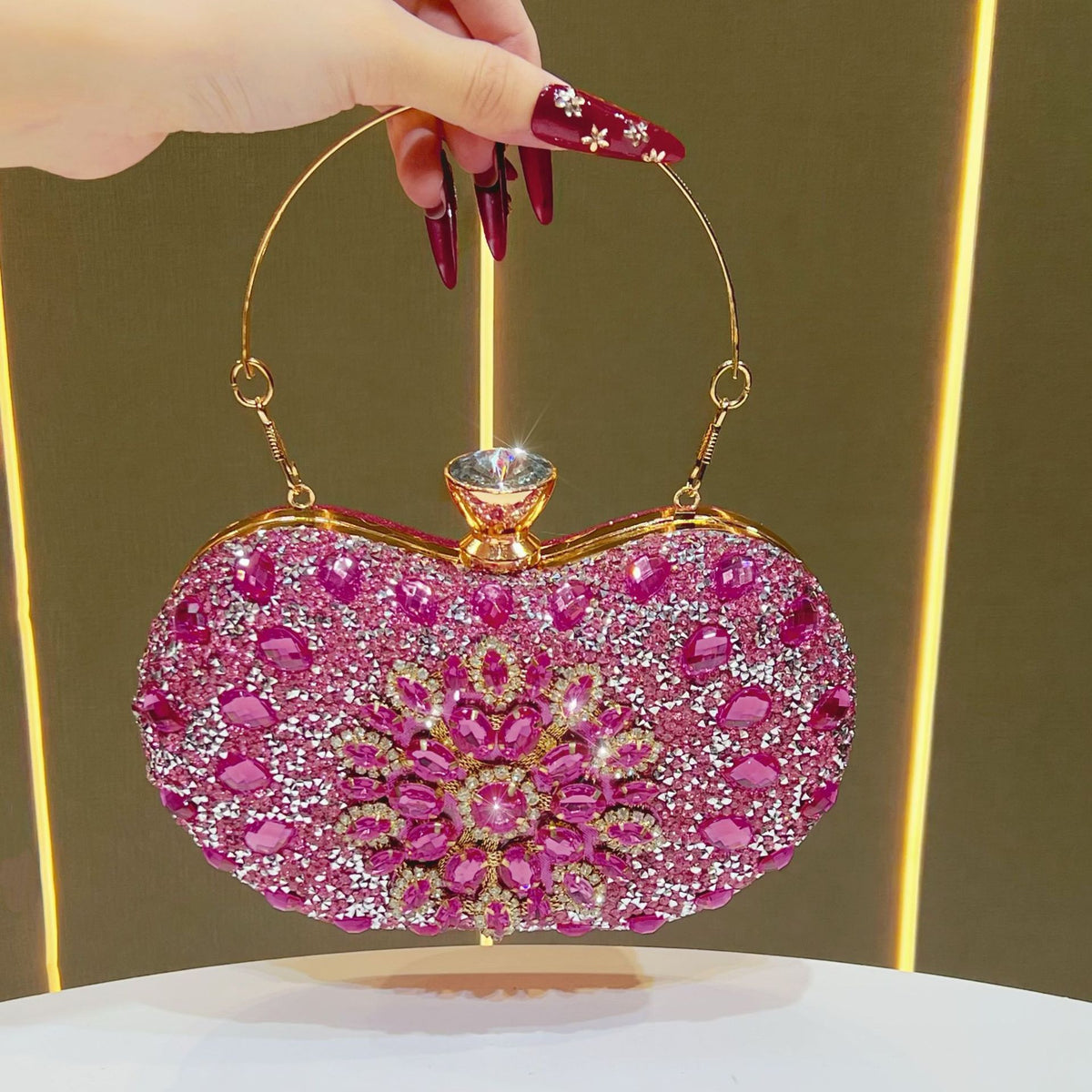 Aufwändige, mit Kristallen verzierte Abend-Clutch