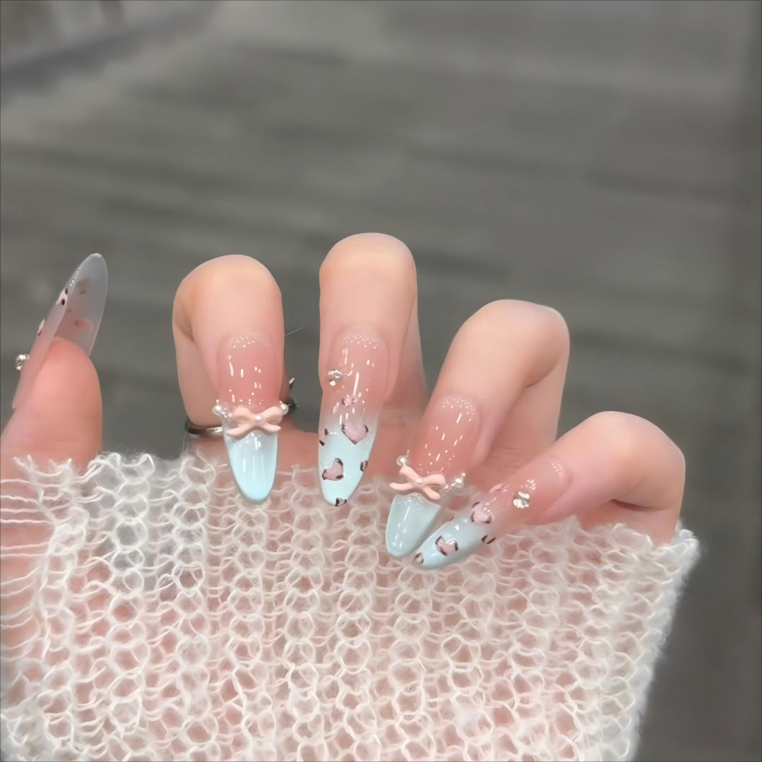 Dekorativer Herzdesign Press-On Nagelset Brehn