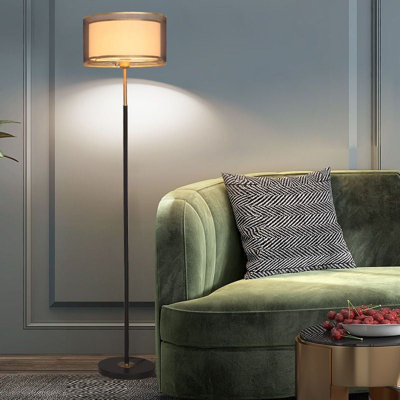 Moderne Stehleuchte mit elegantem Schirm