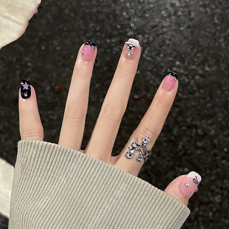 Kunstvolle Nail Art mit Glitzer-Details Brehn