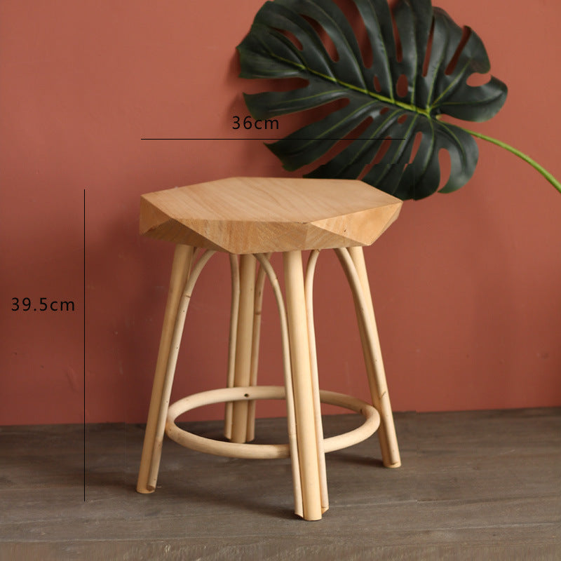 Moderner Hocker aus massivem Holz Brehn