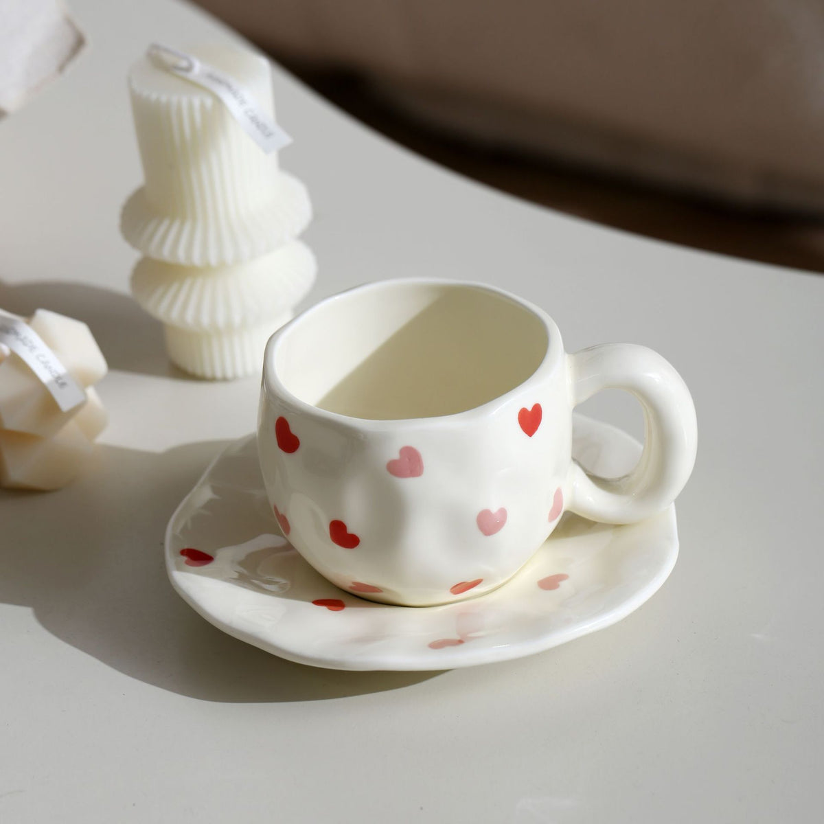 Keramik-Tasse mit handbemaltem Tulpenmuster und organischer Form