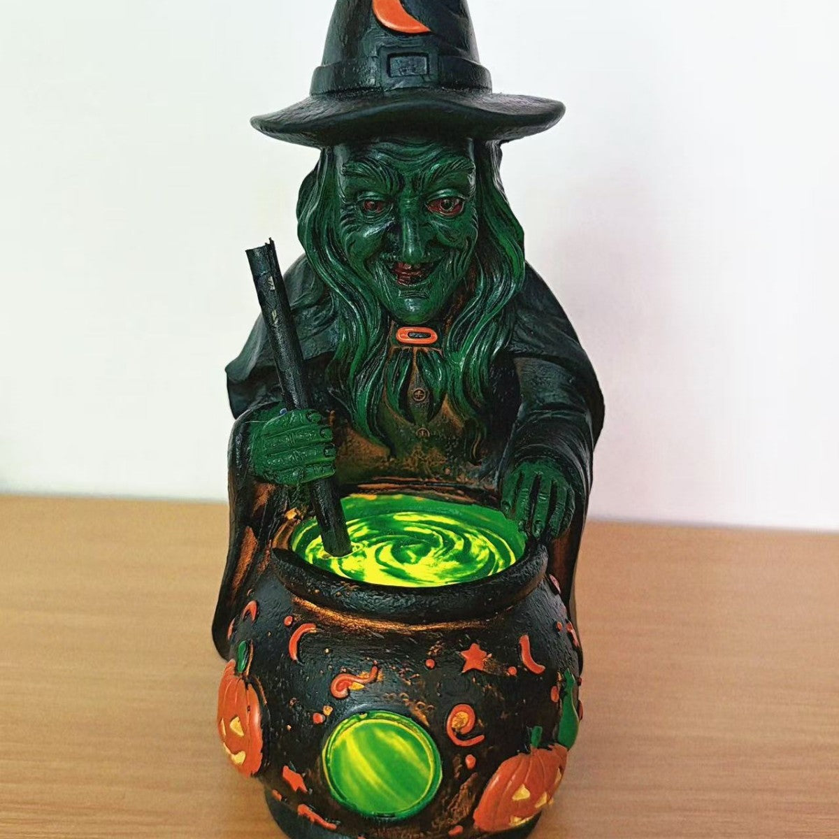 Dekorative Hexenfigur mit Kessel Brehn