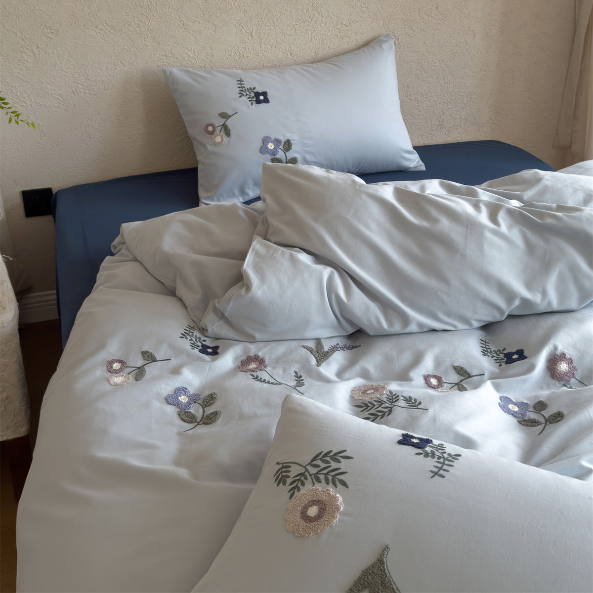 Gesticktes Baumwoll-Bettwäsche-Set mit zarter Wildblumen-Stickerei und Percale-Struktur
