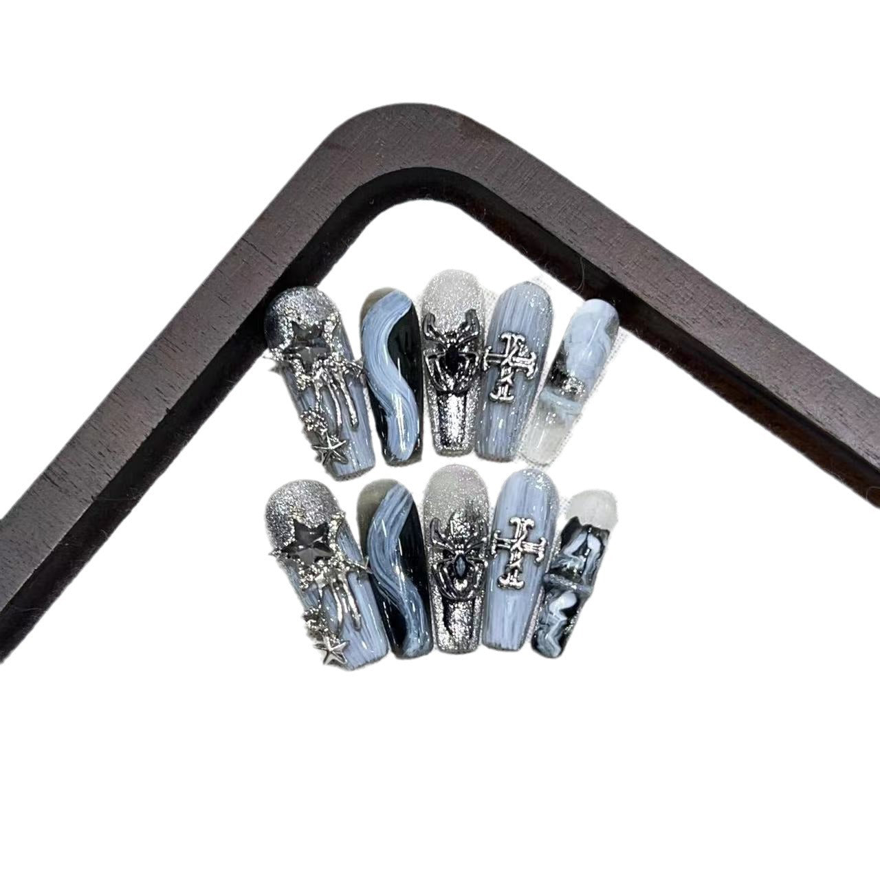 Glamouröses Press-On Nagelkunstset mit dekorativen metallischen Elementen Brehn