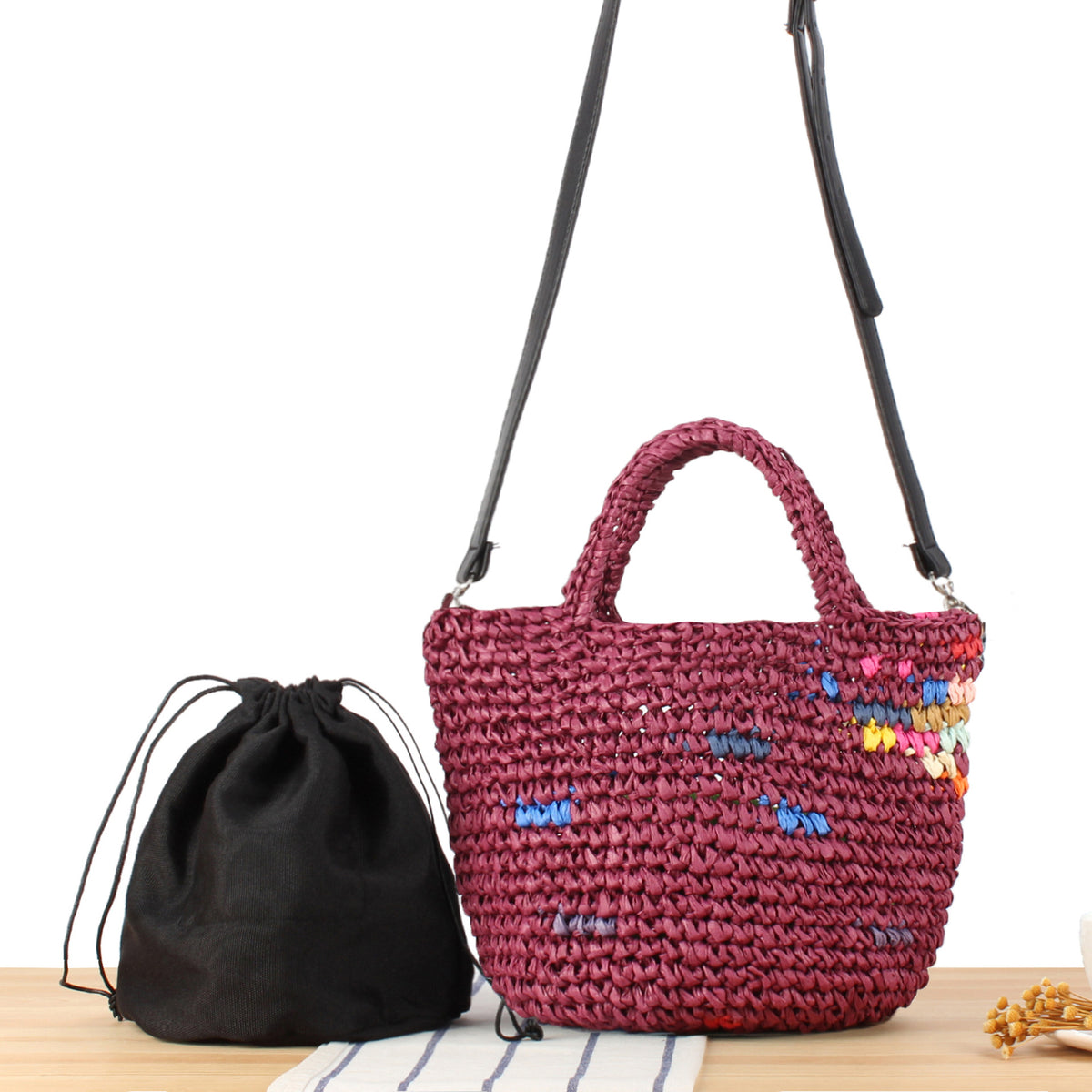 Handtasche Aus Handgearbeitetem Naturmaterial mit Buntem Akzent Brehn
