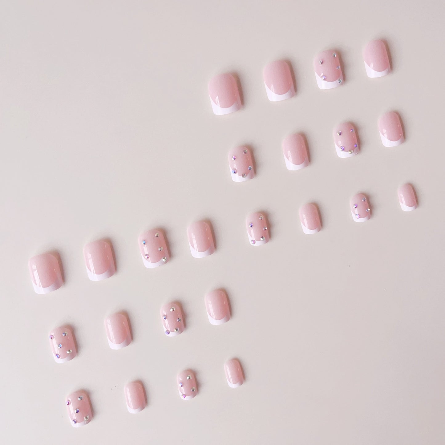 Elegantes Kunstnagelset mit funkelnden Strassverzierungen Brehn