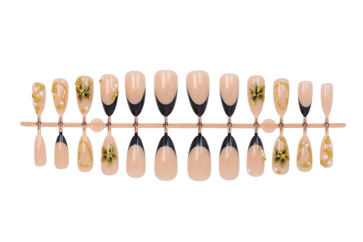 Kunstnagelset mit handgefertigten Verzierungen Brehn