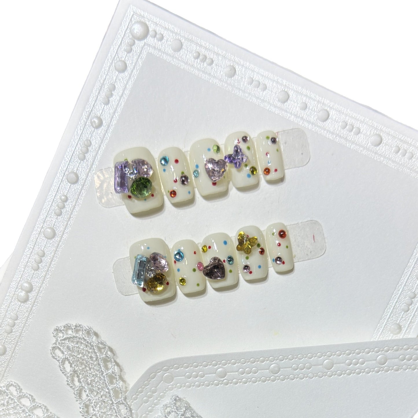 Dekoratives Press-On Nagelkunst-Set mit bunten Edelstein-Akzenten Brehn