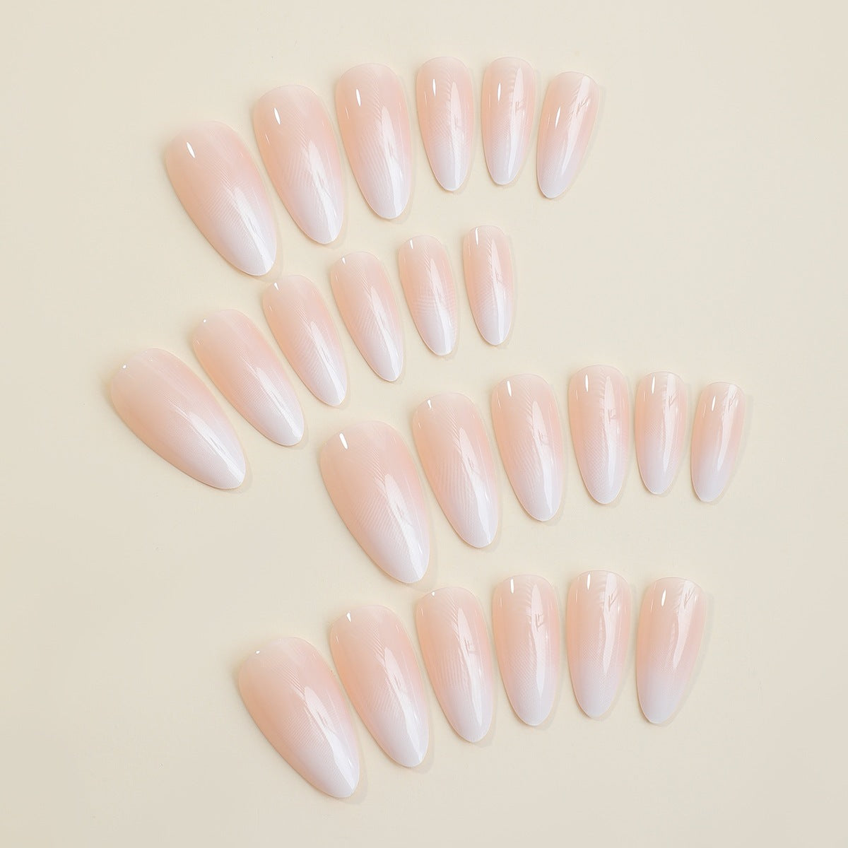 Kunstnagelset mit elegantem französischem Design und hochwertigen Akzenten Brehn