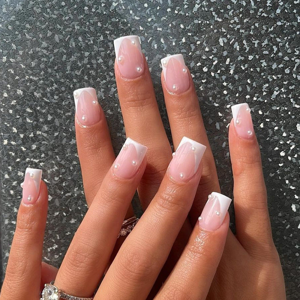 Elegante Faux-French-Tip Press-On Nägel mit Perlen Brehn
