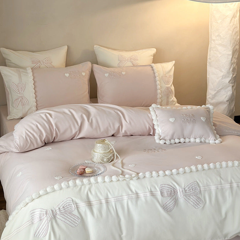 Satin-Bettgarnitur mit feinem Mini-Muster, Stickmedaillons und Zierborte
