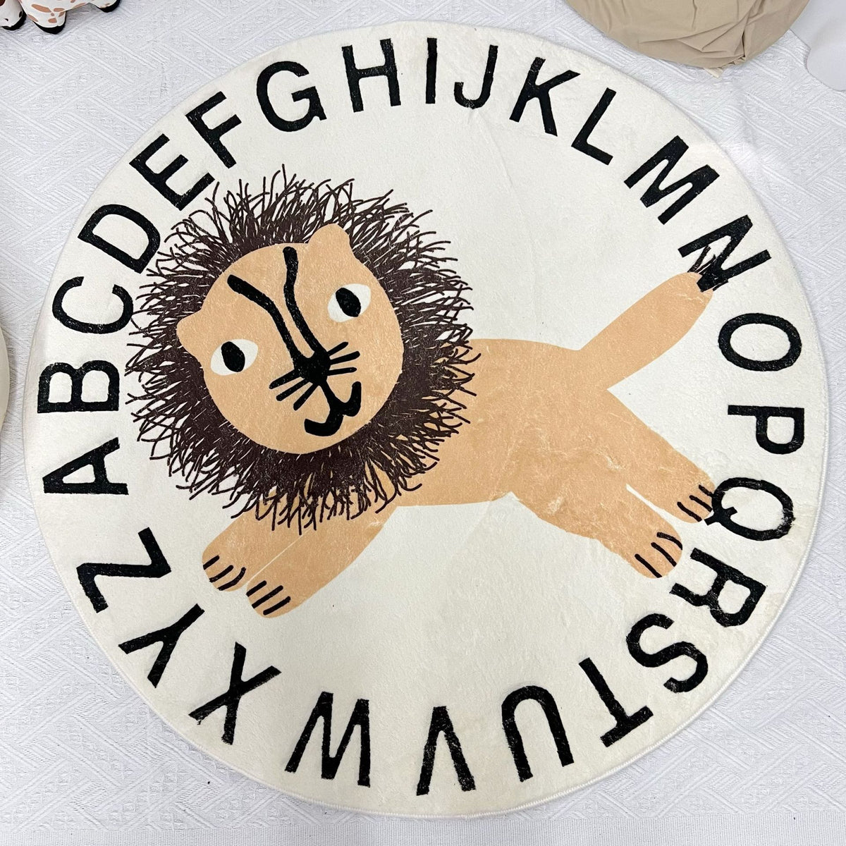Runder Bildungsalphabet Spielteppich mit Schaf-Illustration