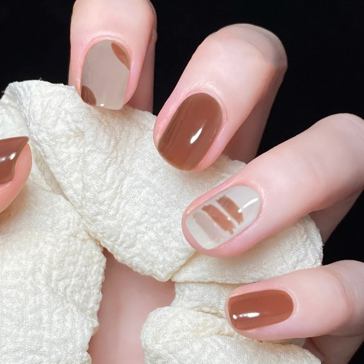 Kunstvolle Nagelverlängerungen mit elegantem Blattmuster Brehn
