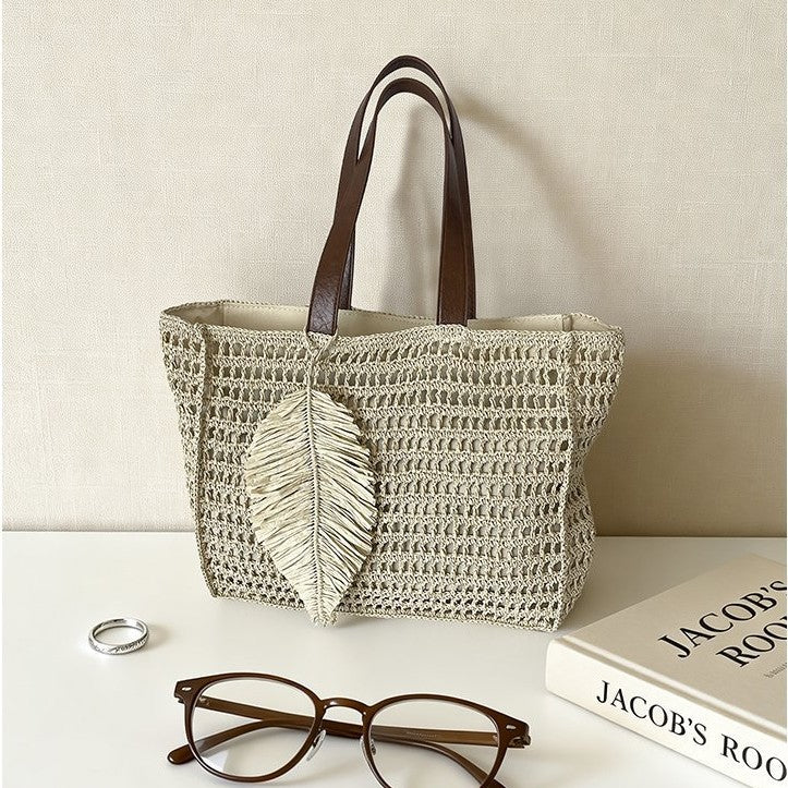Handtasche Aus Handgewebtem Naturmaterial mit Dekorativem Blattform-Design Brehn