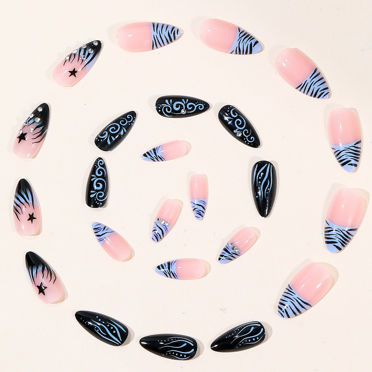 Künstlerische Stiletto-Nagelverlängerungen mit Strassakzenten Brehn