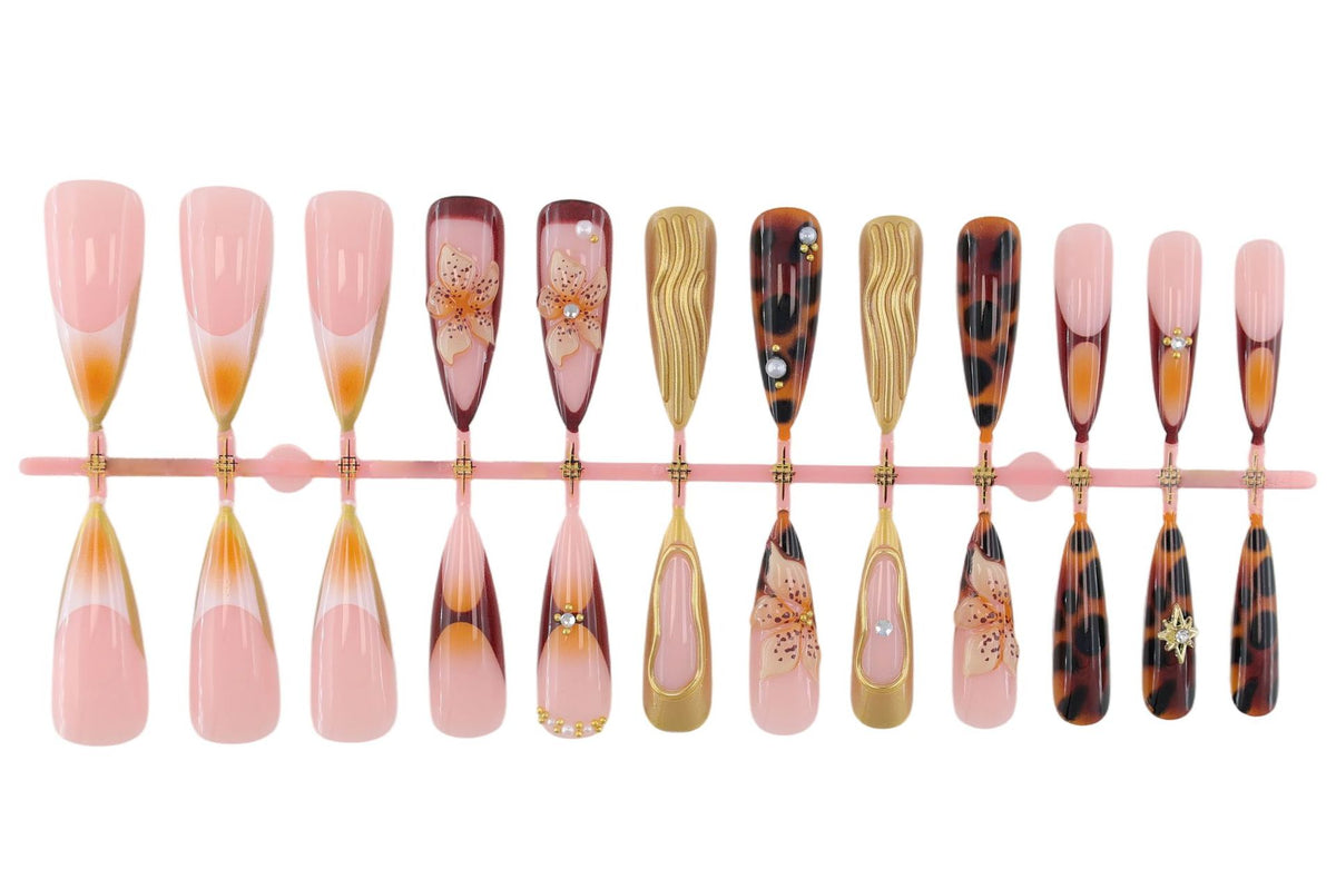 Kunstnägel Set mit eleganten 3D-Blumen und glamourösen Akzenten Brehn