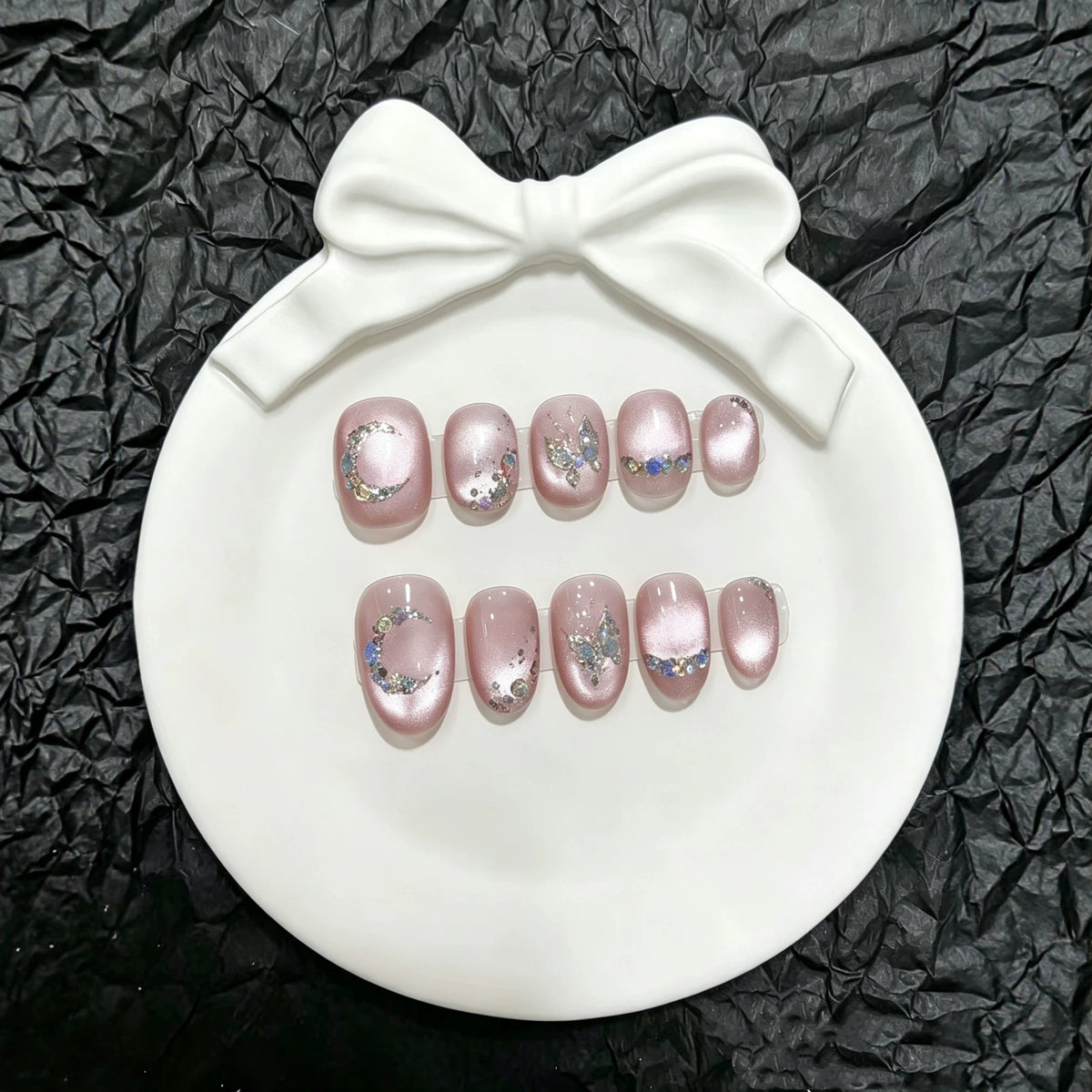 Dekorativer Press-On Nagelkunst Set mit Schmetterlings- und Edelsteinakzenten