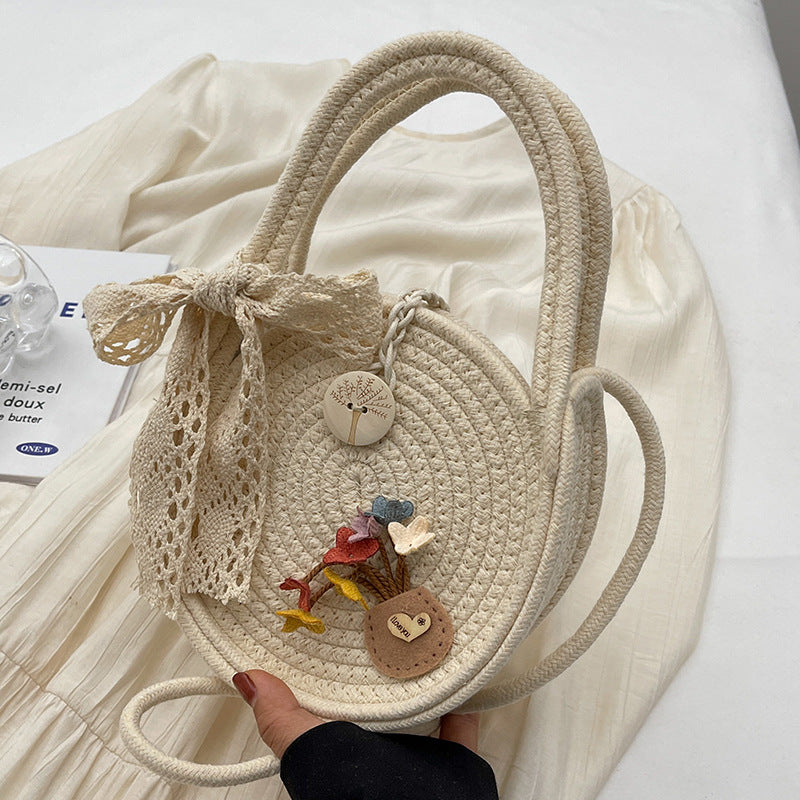 Handgefertigte Blumenakzent-Strohtasche