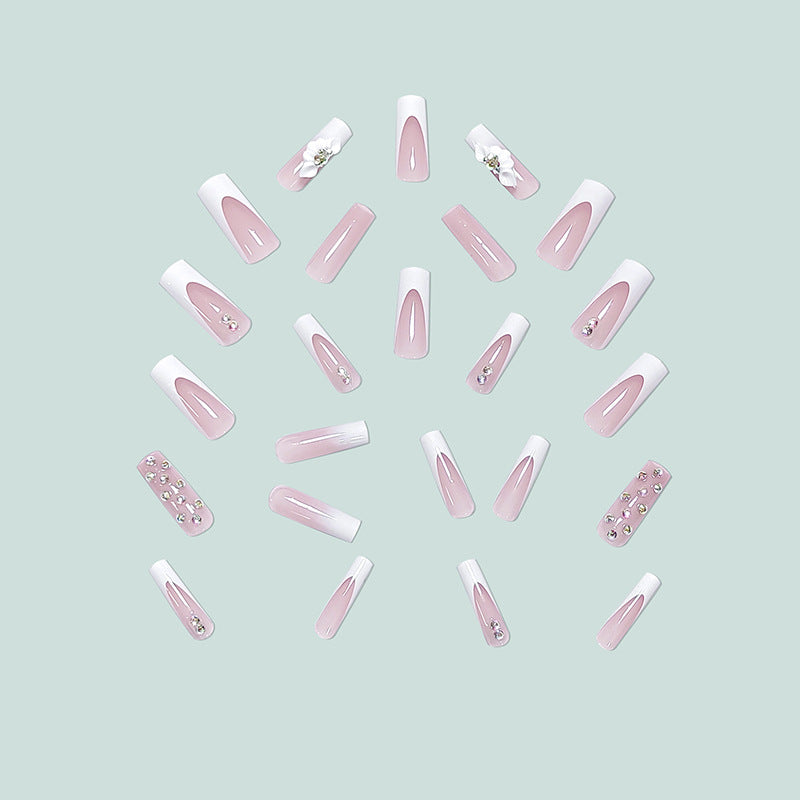 Kunstvolle Stiletto-Nägel mit floralen Akzenten und Strass-Details Brehn