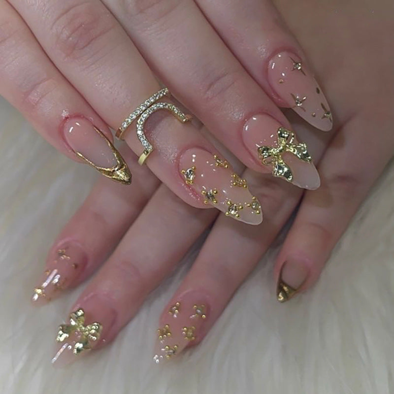 Elegante Nagelkunst im maritime Design mit Glitzer und 3D-Akzenten Brehn