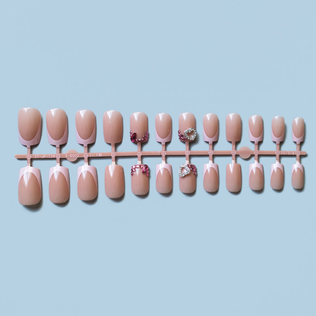 Dekoratives French Tip Nagelkunst Set mit Juwelenakzenten
