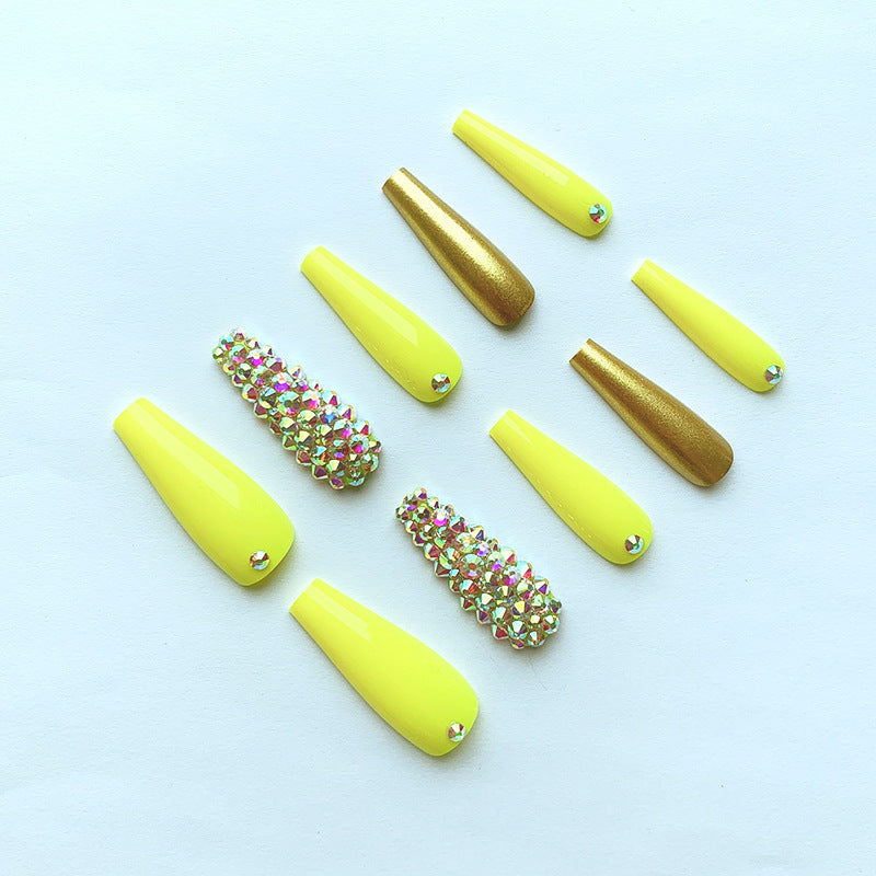 Dekorative Stiletto-Nagelerweiterungen mit Rhinestones