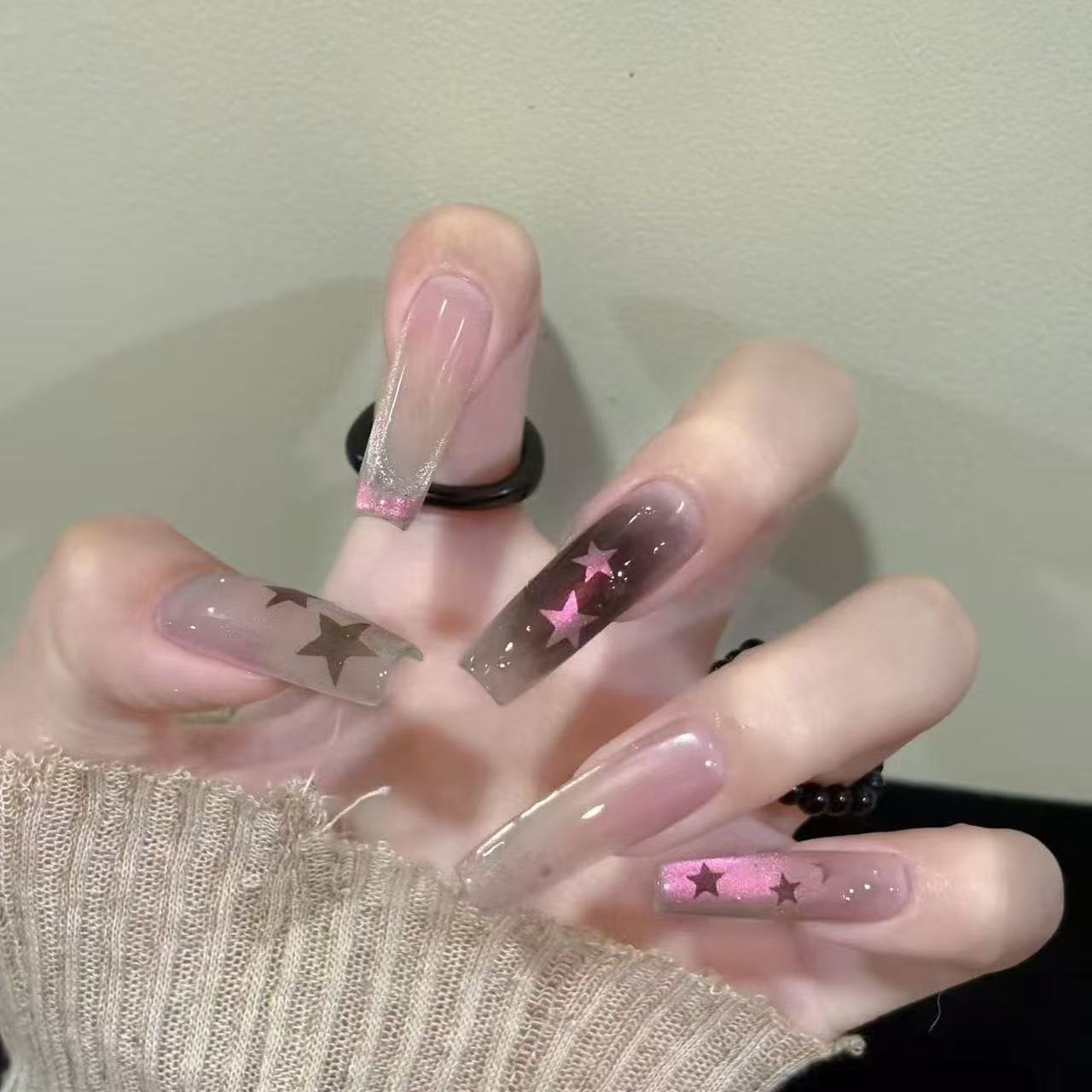 Stylische Glitzerstern-Nagelkunst Brehn