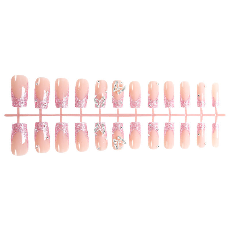 Kunstnagelset mit funkelnden Glitzerakzenten und eleganten Schmetterlingsmotiven Brehn