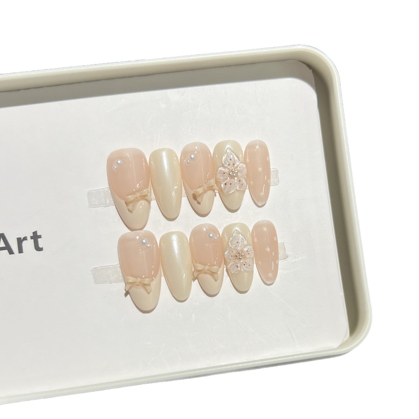 Dekoratives Press-On Nagelkunstset mit Schleife und floralem Schmuck Brehn