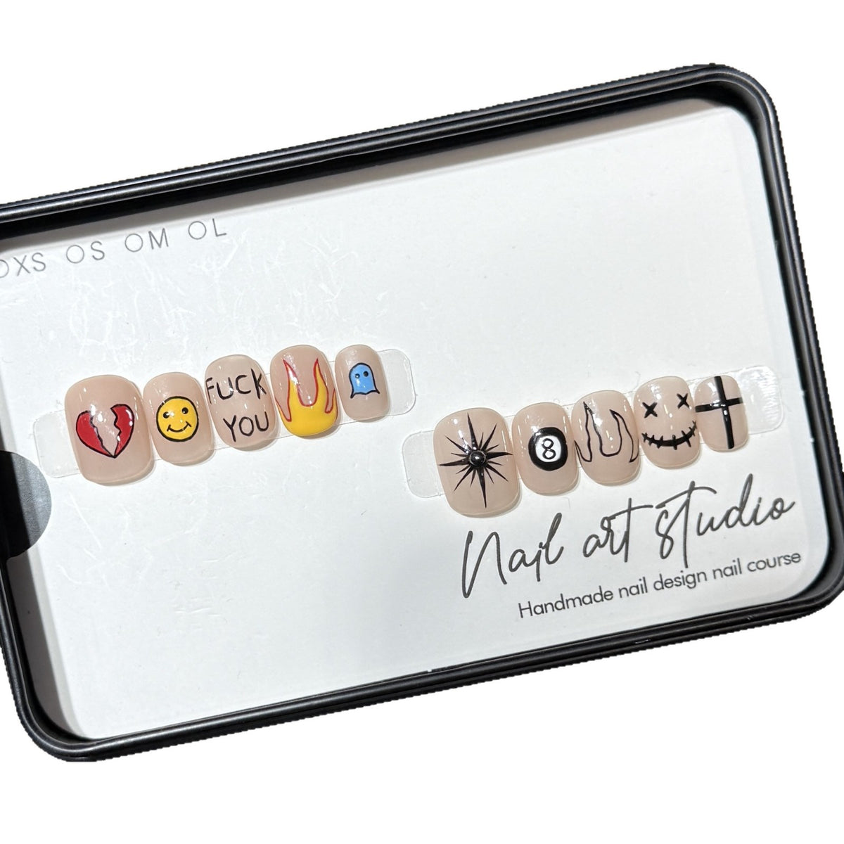 Künstlerisches Press-On-Nagelset mit einzigartigen grafischen Designs Brehn