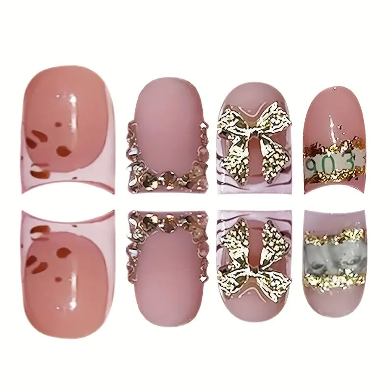Dekorative gold-akzentierte Press-On Nagelkunst Brehn