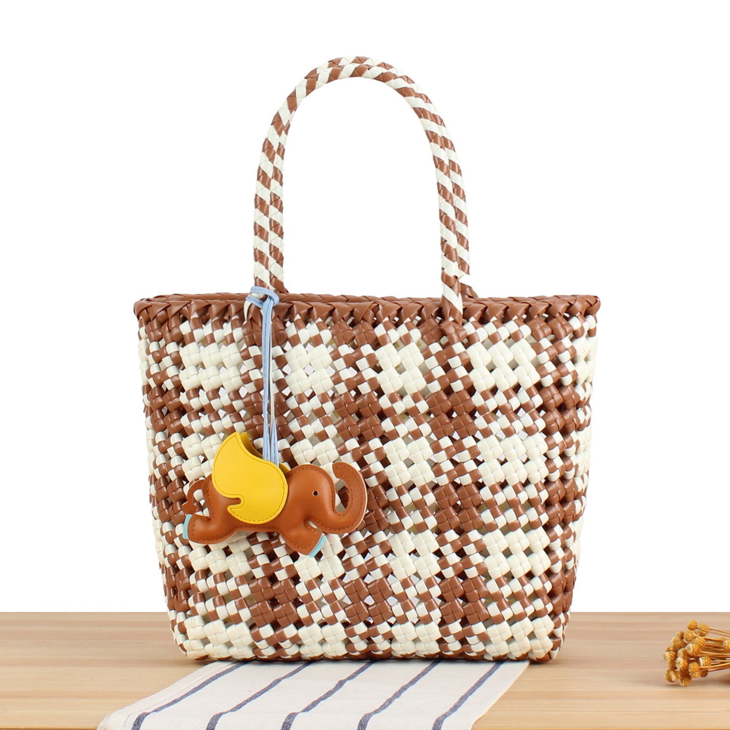 Kreative Basttasche mit Verspieltem Elefantenschmuck Brehn