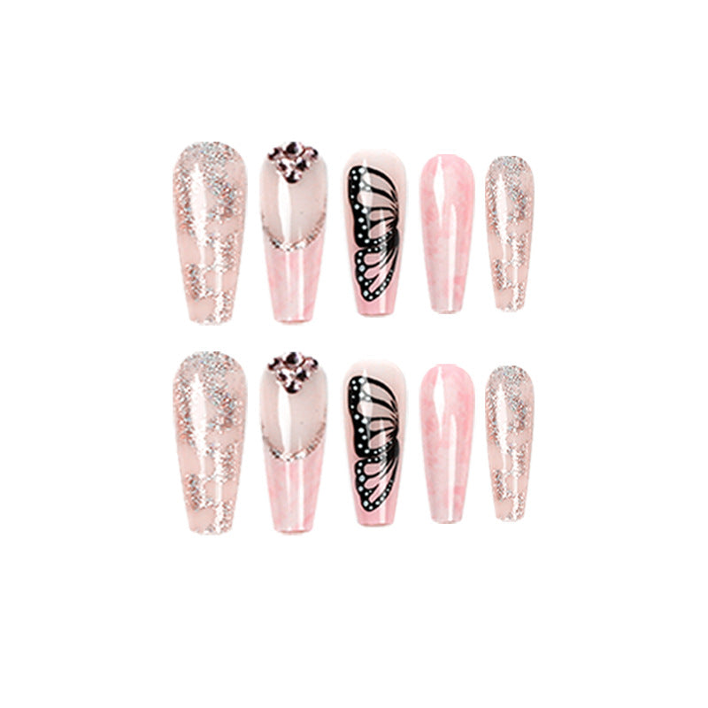 Glamouröse Nagelverlängerungen mit wunderschönen Schmetterlingsmotiven und Glitzerakzenten Brehn