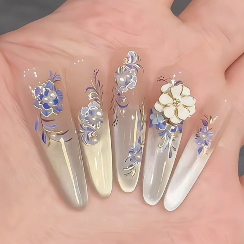 Kunstnagelset mit floralen 3D-Applikationen und elegantem Glanz Brehn