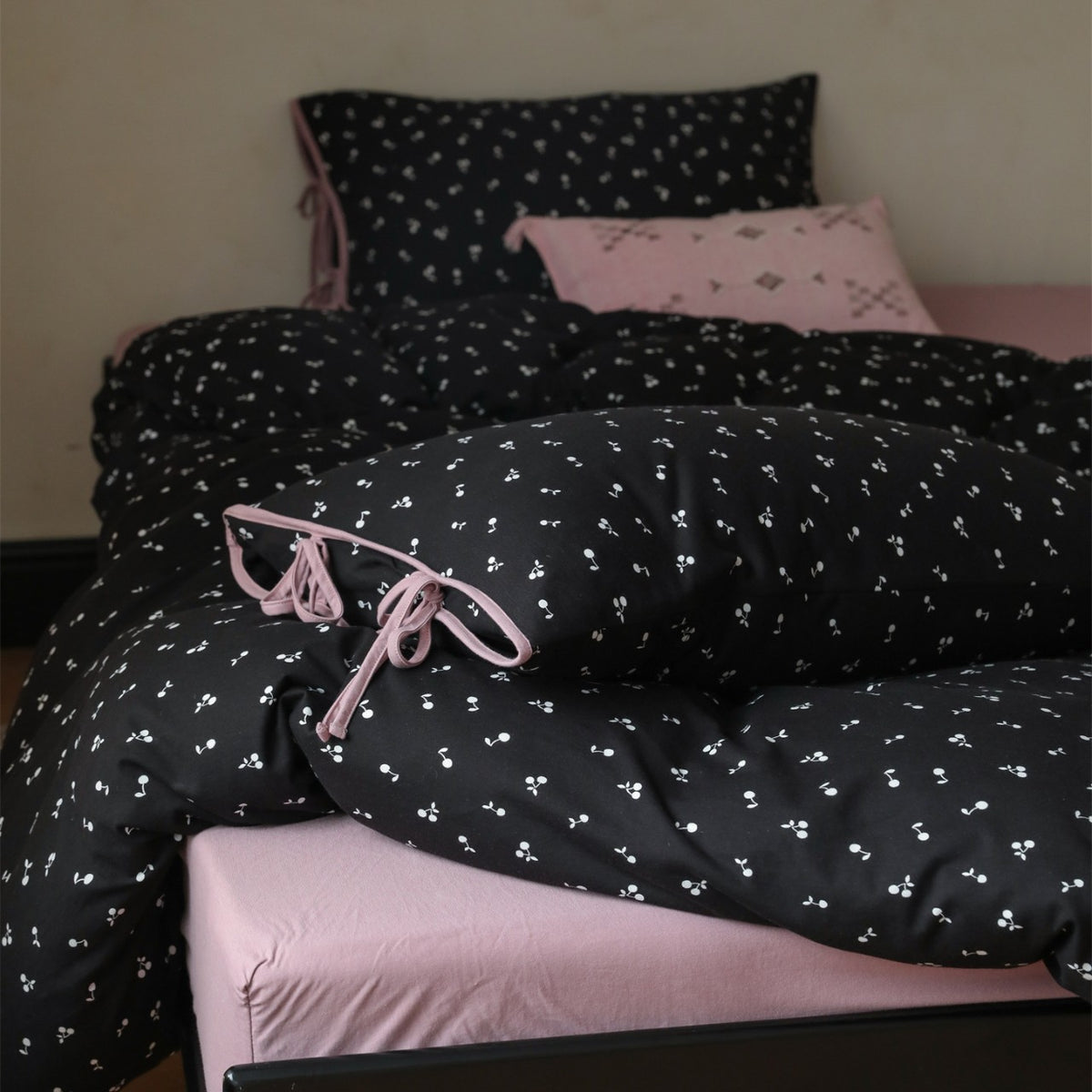 Bettwäsche-Garnitur aus Baumwoll-Satin mit kleinem Kirschdessin und Kissen-Bindebändern