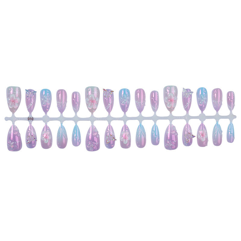 Kreatives Kunstnagelset mit zarten Blumen- und Glitzerdetails Brehn