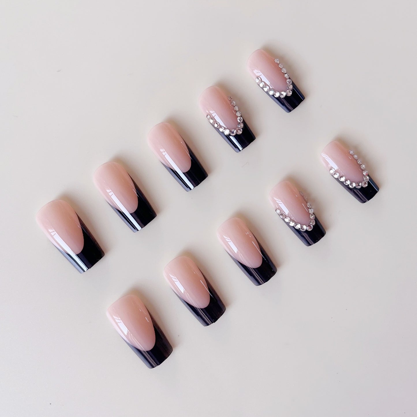 Kunstnagelset mit eleganten Spitzen und Glitzerakzenten Brehn