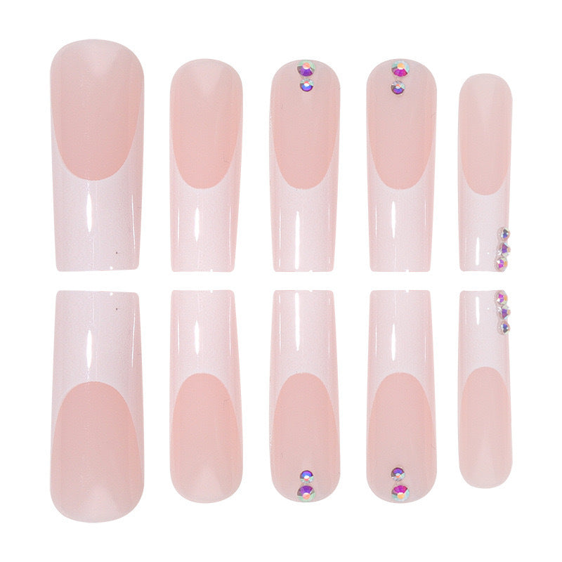 Kunstnagelset mit eleganten French-Spitzen und funkelnden Strassverzierungen Brehn