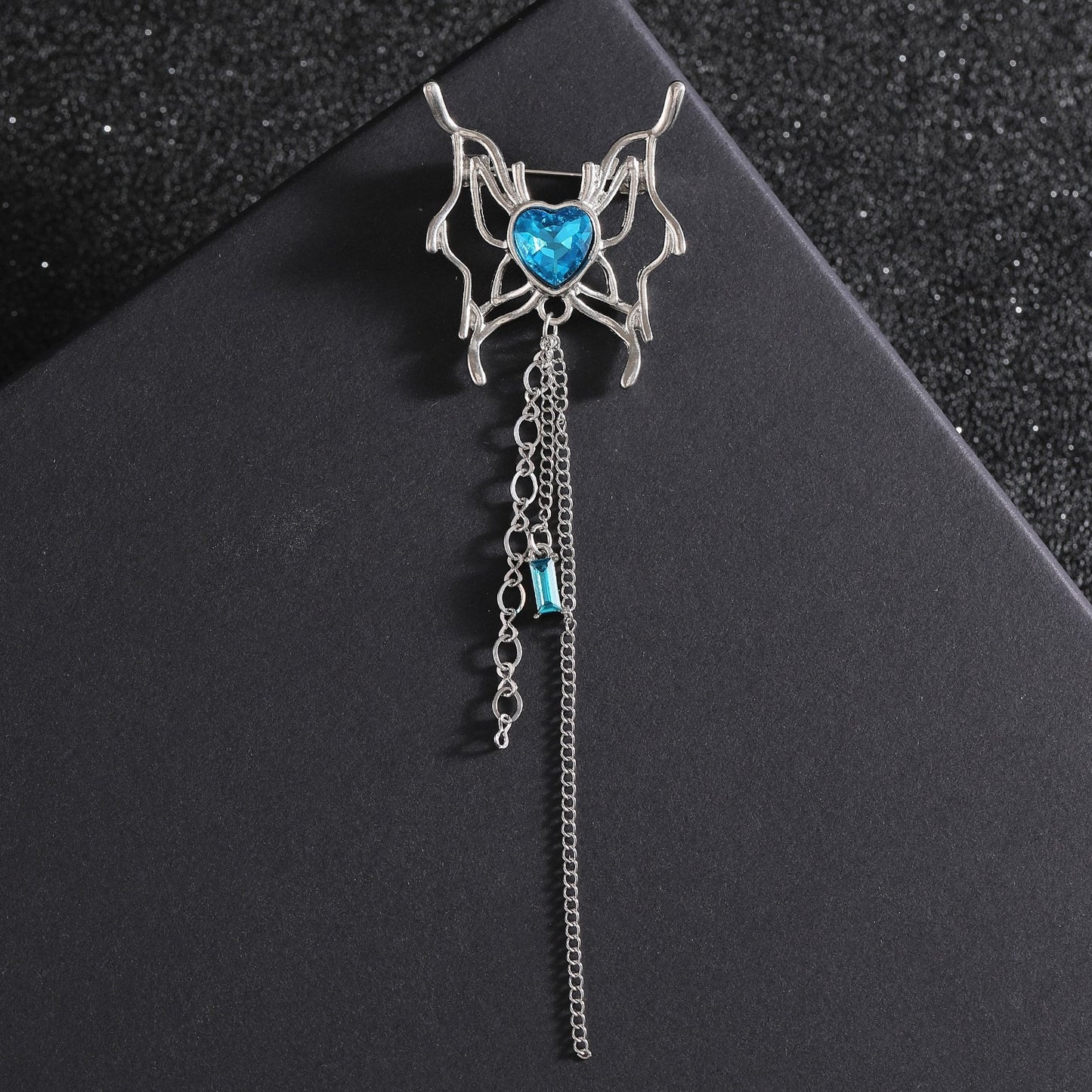 Elegante Brosche mit Blumen- und Kettenmotiv Brehn