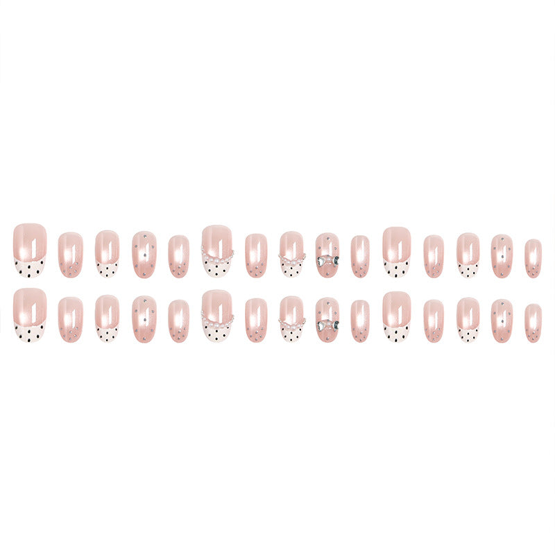 Kunstnagelset mit elegantem französischen Design und zarten Perlenverzierungen Brehn