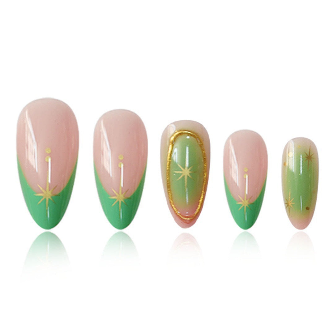 Künstlerische Gel-Nagelverstärkungen mit goldenen Akzenten Brehn