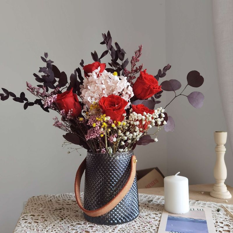 Dekorativer Blumenausstellungstrauß