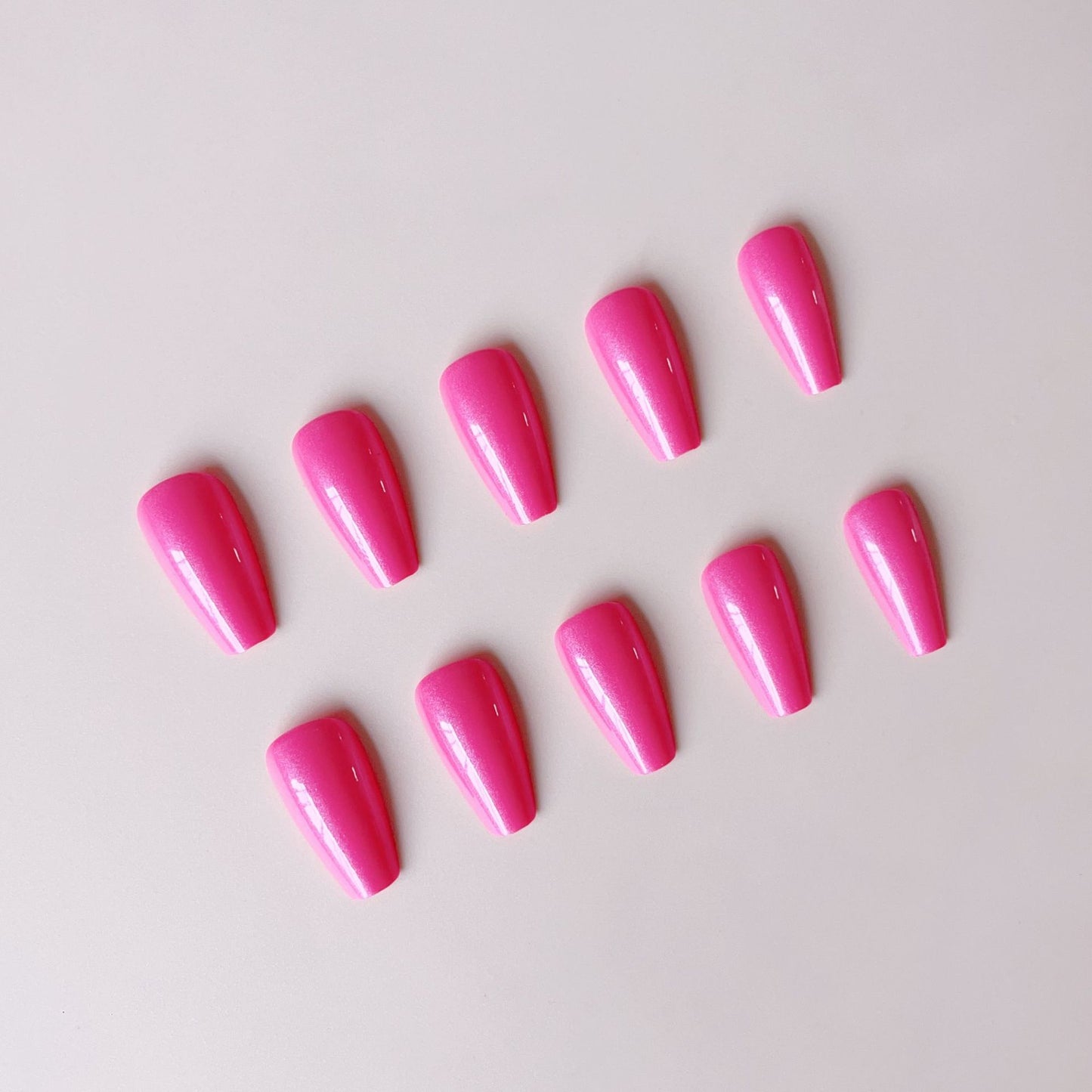 Kunstnagelset mit hochglänzendem finish und stilvollen länglichen Spitzen Brehn