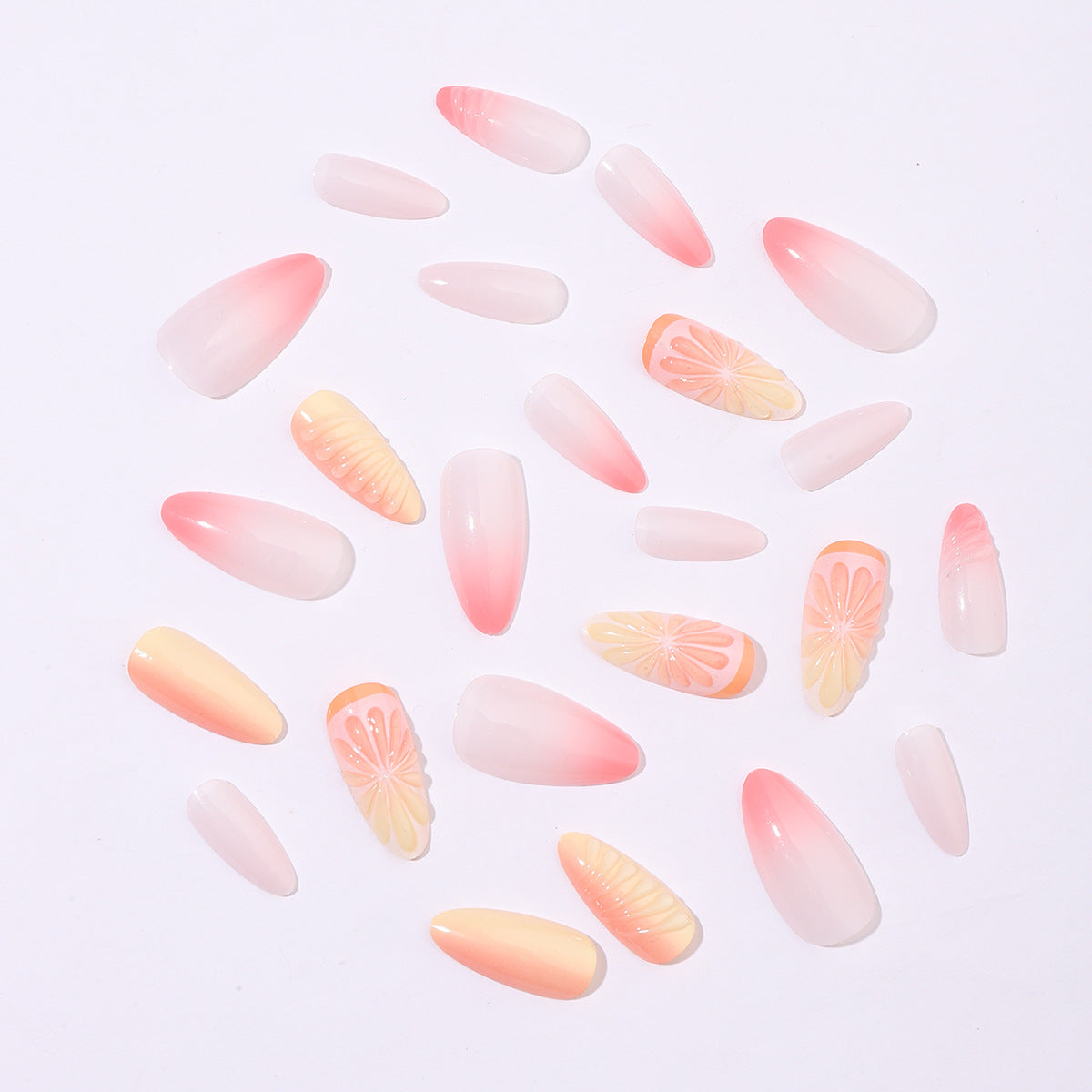 Kreatives Nagelset mit sanften Ombre-Effekten und eleganten Verzierungselementen Brehn