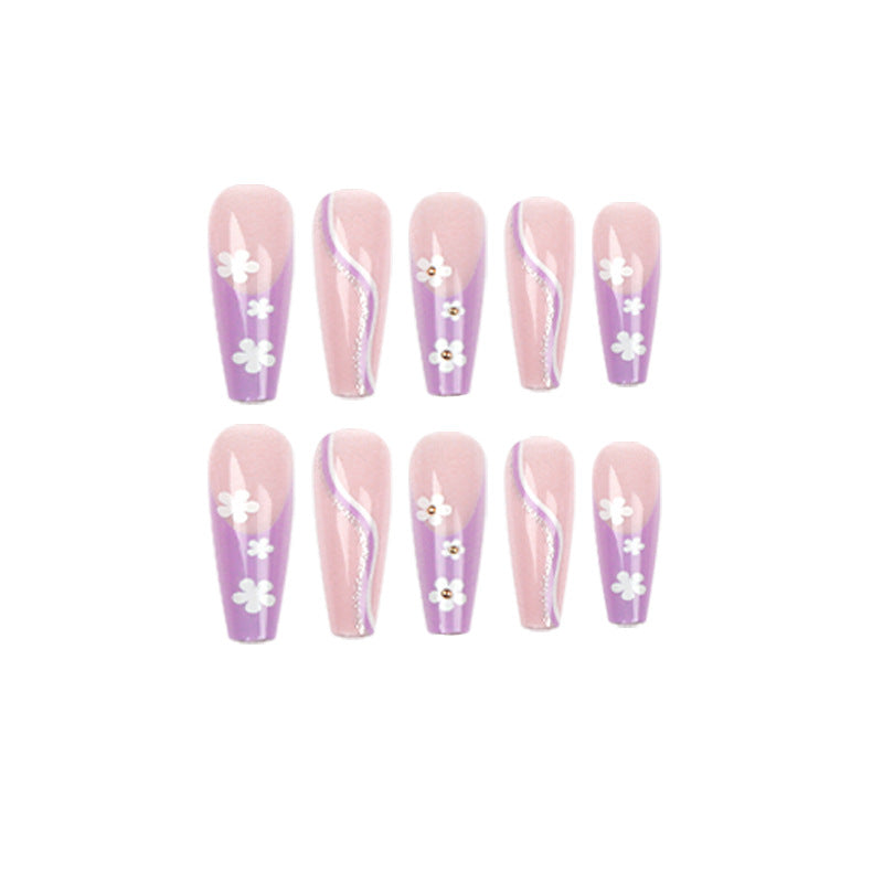 Kreative Nagelkunst mit floralen Akzenten Brehn